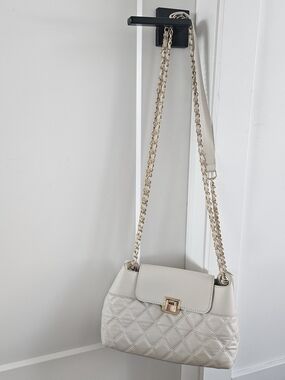 Elizabeth Grant Elegant Cream Quilted Shoulder Bag with Gold Chain